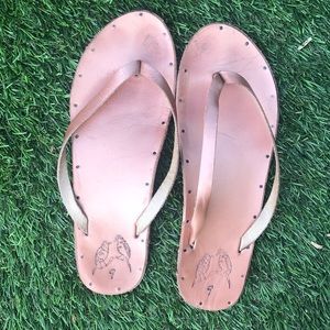 Beek Seabird rose gold flip flop sandals size 9